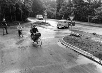 847330 Gezicht op de herinrichting van een fietspad langs de S09, de secundaire provinciale weg Cothen-Amersfoort.
